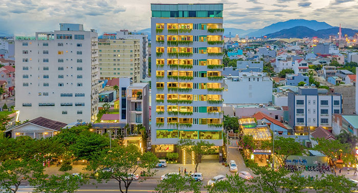 Khuôn viên khách sạn Fansipan Hotel Danang với cây xanh trong lành, tươi mát