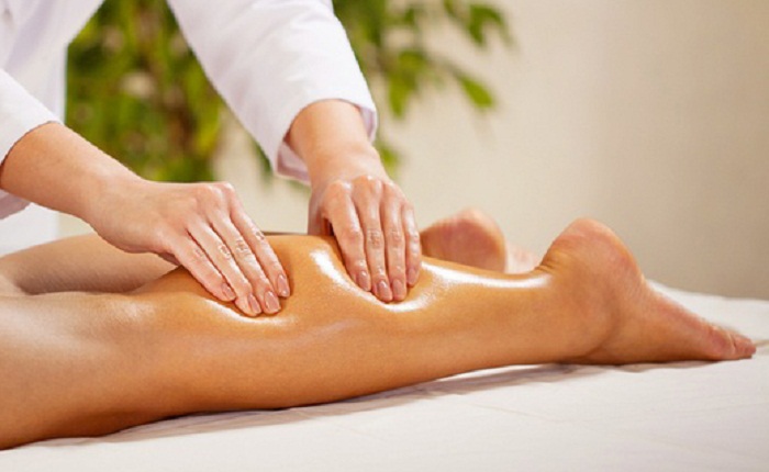Massage vùng bắp chân tổn thương