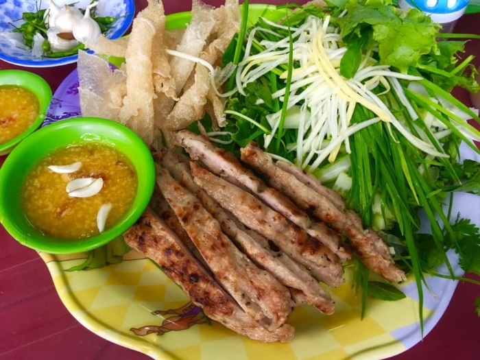Nem nướng Phú Yên có ăn kèm với rau hẹ đặc sản